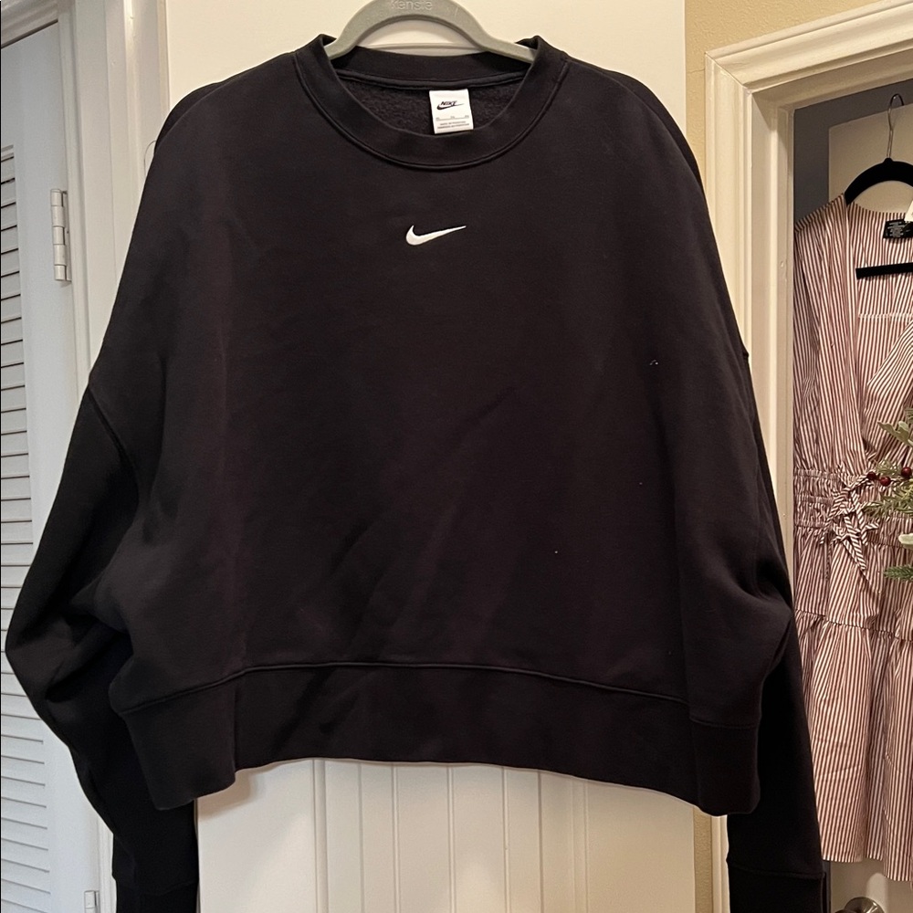 Nike Women's Black Crewneck Sweatshirt